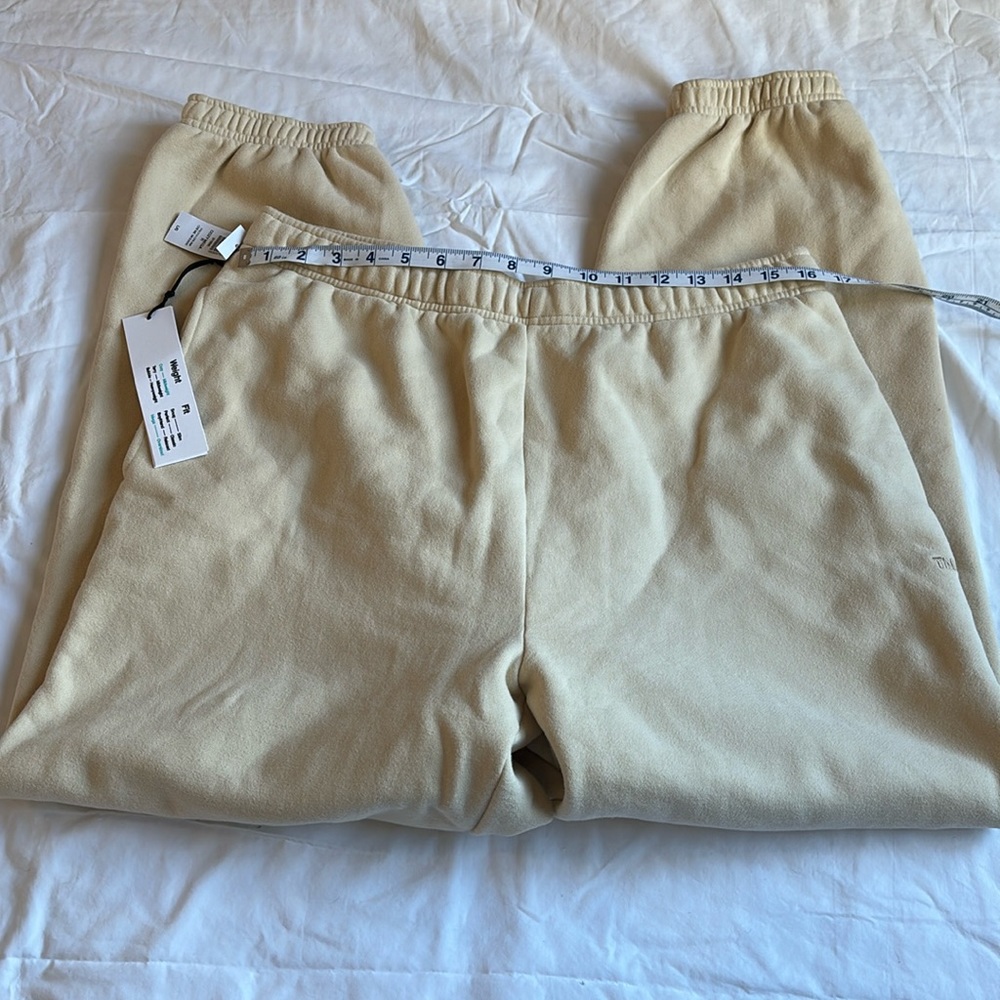 Aritzia cozy fleece sweatpants size large in froth creme color